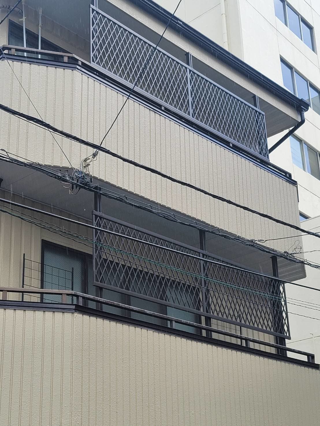 ベランダ転落防止冊設置 | いなべ市のエクステリア工事ならイズ美