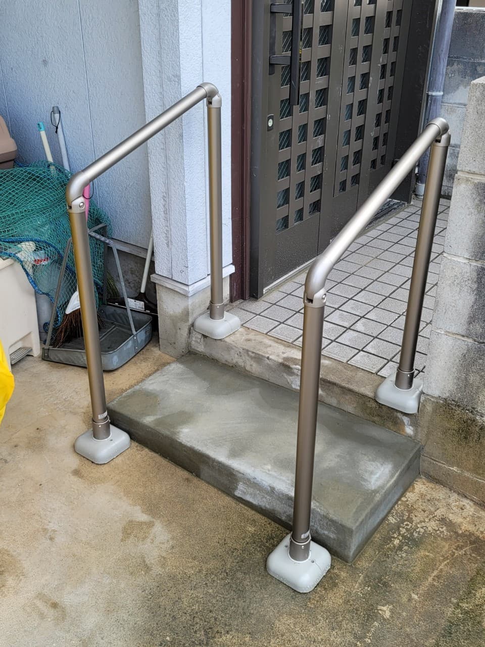 玄関手すり設置 | いなべ市のエクステリア工事ならイズ美