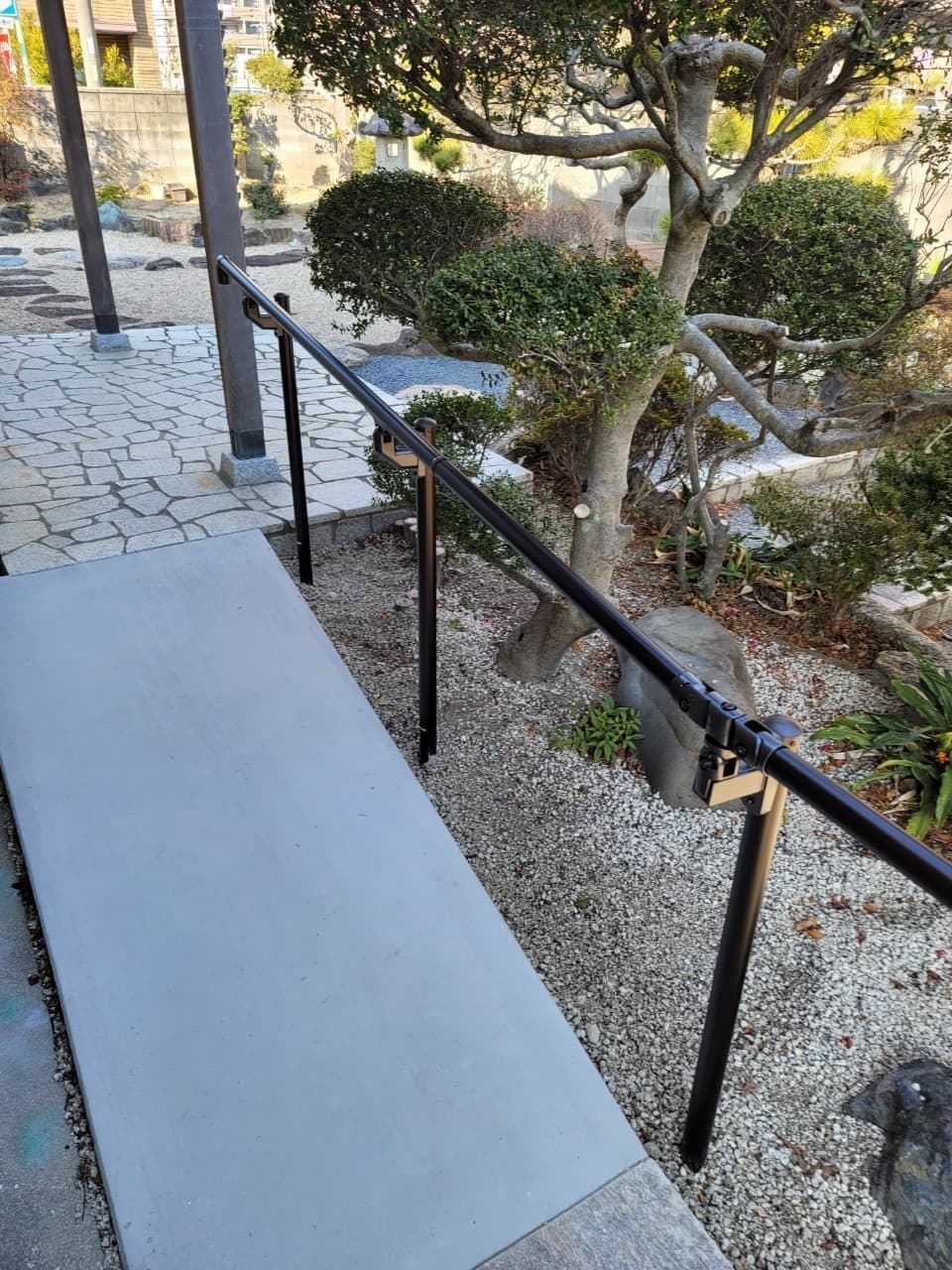 スロープ手すり設置 | いなべ市のエクステリア工事ならイズ美