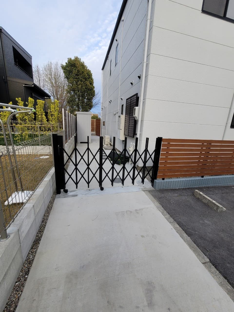 アコーディオンゲート設置 | いなべ市のエクステリア工事ならイズ美